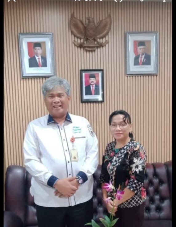 Beberapa tahun silam saat donatur memberikan bantuan (Foto: Joshrius:/Instrumentasi.com)