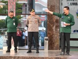 Dr. Oloan Paniaran Nababan, memimpin apel operasi gabungan sadar pajak kendaraan bermotor dan Bea Balik Nama di halaman Mal Pelayanan Publik (MPP) Doloksanggul, Selasa (21/4/2026).