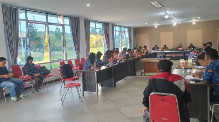 Rapat Dengar Pendapat antara DPRD Samosir dengan Perkumpulan Warkop Jurnalis Samosir di kantor DPRD Samosir