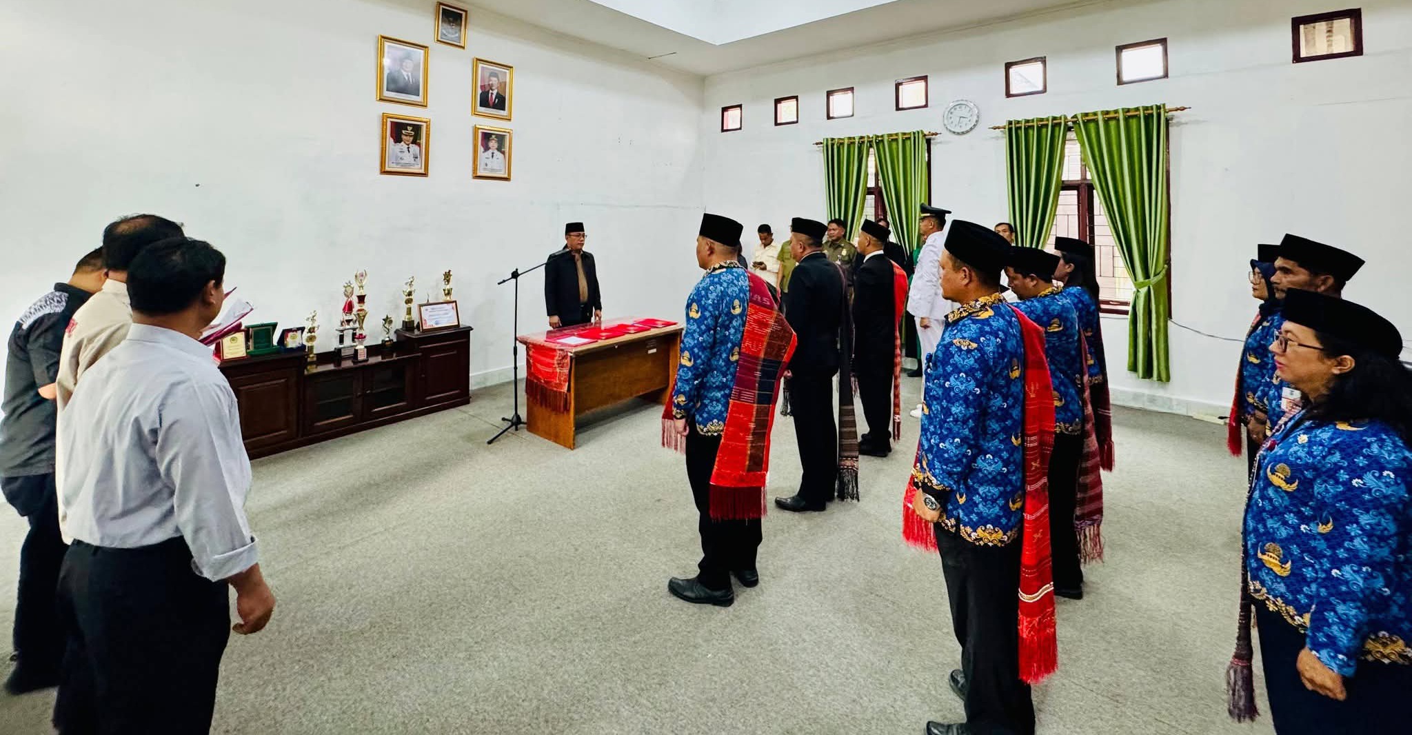 Sekretaris Daerah Kabupaten (Sekdakab) Chiristison Rudianto. Marbun, Mpd melantik sejumlah pejabat administrator dan pengawas di lingkungan Pemerintah Kabupaten (Pemkab) Humbang Hasundutan (Humbahas).