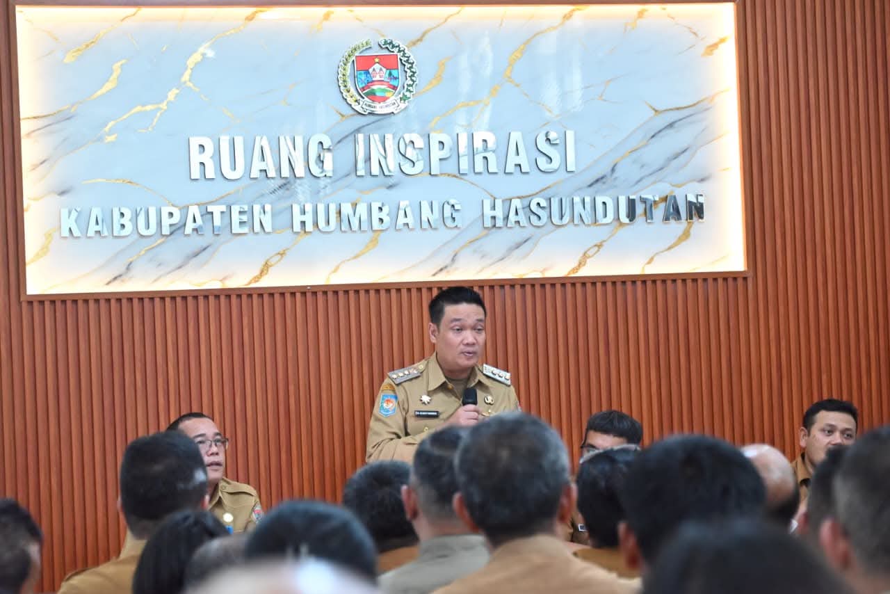 Bupati Humbang Hasundutan (Humbahas) Dr. Oloan Paniaran Nababan menggelar rapat evaluasi kinerja pejabat eselon III di Ruang Inspirasi, Pada Senin (11/5/2026)