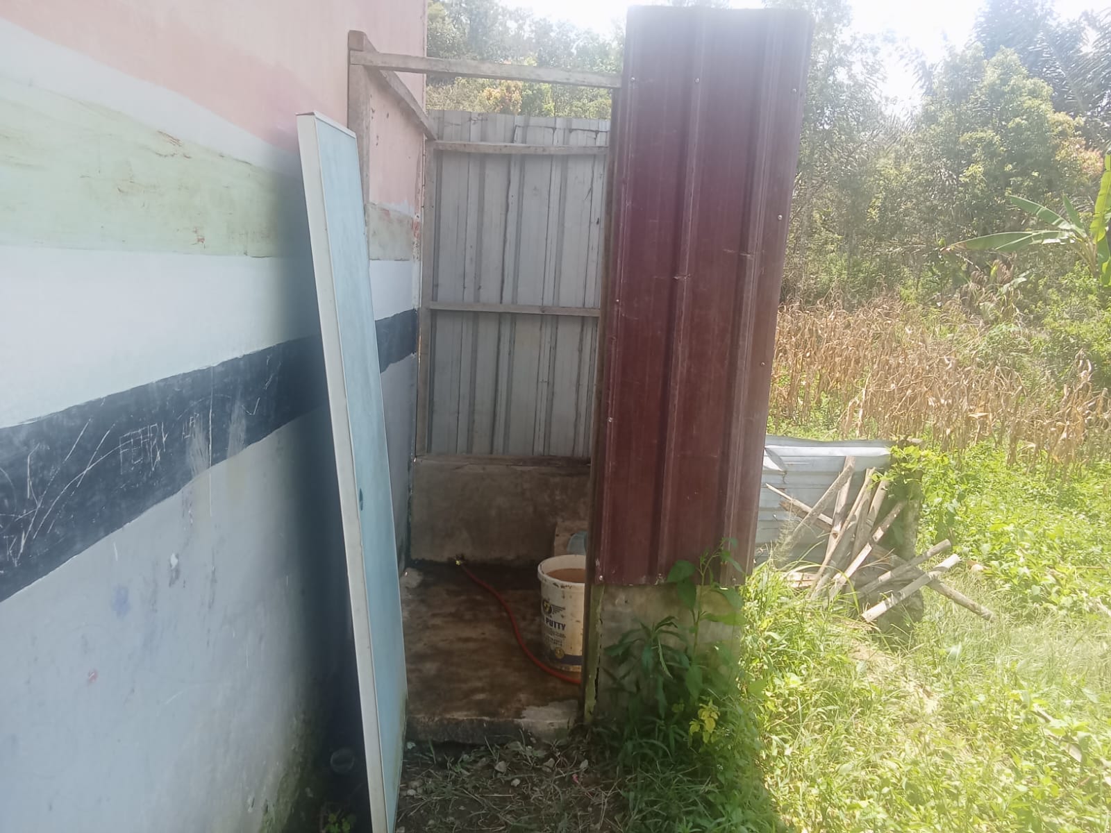 Kondisi SD Negeri 173199 Silantom Julu di Kecamatan Pangaribuan, Kabupaten Tapanuli Utara, memprihatinkan. Sejumlah fasilitas sekolah ditemukan rusak dan kurang terawat meski