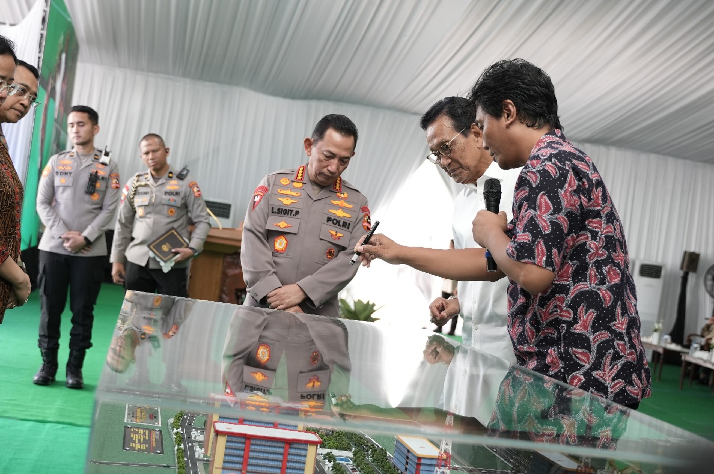 Kapolri Jenderal Listyo Sigit Prabowo didampingi Gubernur DIY Sri Sultan Hamengku Buwono X dan Kapolda DIY Anggoro Sukartono saat peletakan batu pertama pembangunan Mapolda DIY tipe A di Kalurahan Sidomulyo, Godean, Sleman.