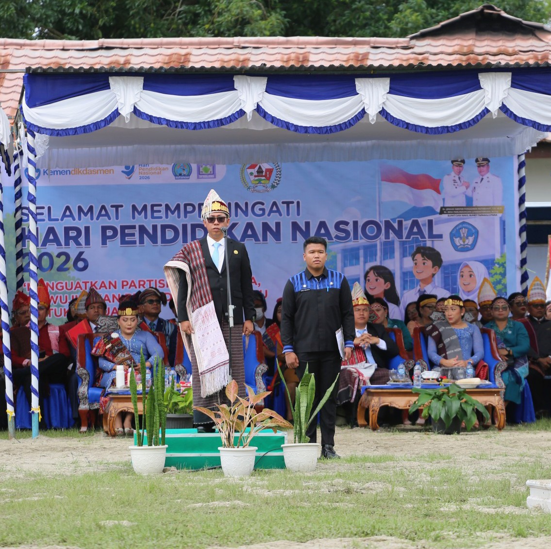 Pemerintah Kabupaten Tapanuli Utara memperingati Hari Pendidikan Nasional (Hardiknas) 2026 dengan menggelar upacara di Lapangan Mini Siborongborong, Senin (4/5/2026).
