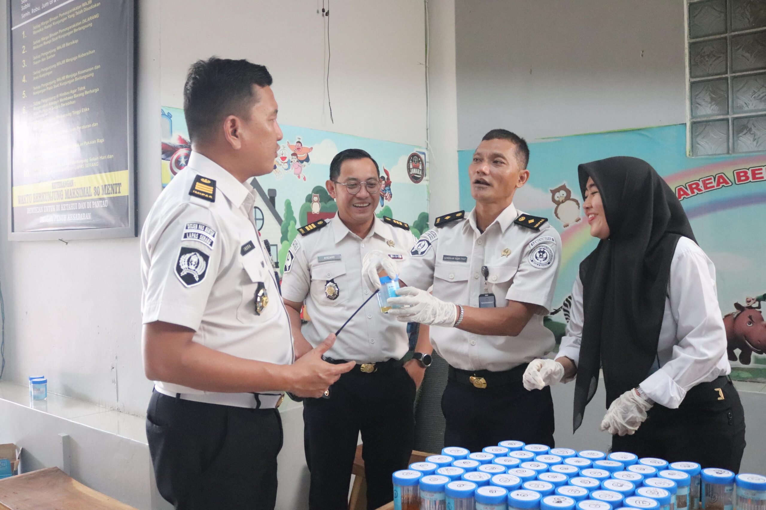 Tampak Kepala KPLP Elieser Indra Kharisma mengawasi tes urin Petugas Lapas Kelas IIA Serang Banten, Jumat 08 Mei 2026 (Foto: Joshrius/Instrumentasi.com)