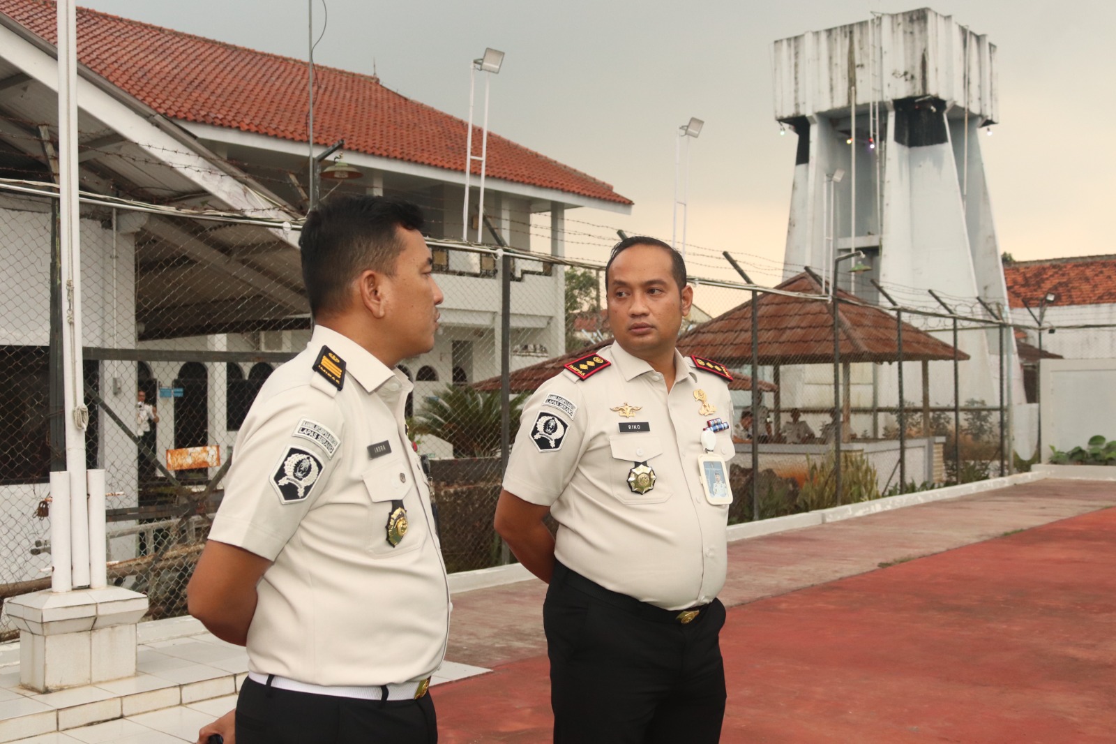 Kepala Lapas Riko Stiven bersama  Kepala KPLP Lapas Kelas IIA Serang, Elieser Indra Kharisma Simanjuntak, Kiri sedang memberikan arahan kepada WBP baru.