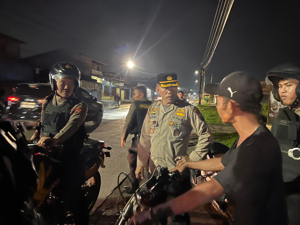 Kabag Ops Polres Pelabuhan Belawan Kompol Janpiter Napitupulu SH MH memimpin apel tersebut,Patroli skala besar tersebut secara khusus menyasar titik rawan kejahatan di wilayah hukum Belawan