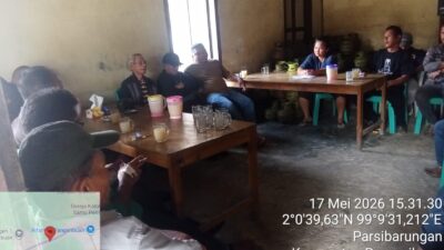 Forum masyarakat Pangaribuan sedang rapat untuk mendesak penutupan THM di Desa sibingke,Aek buluTHM berkedok Lapo Tuak diAek Laccinok Desa Sibingke, kecamatan Pangaribuan. (F. Sofian Candra Lase/instrumentasi.com)