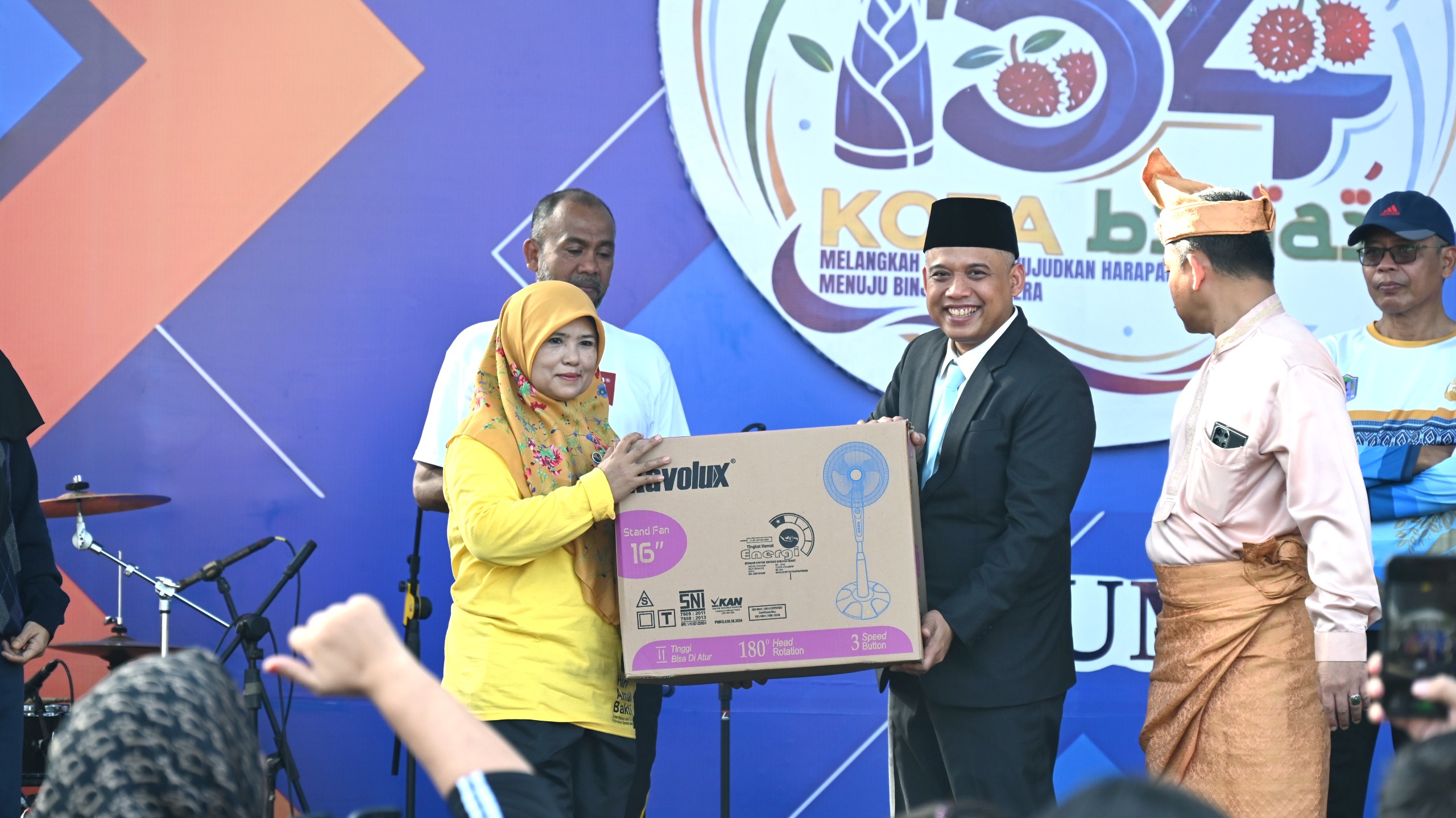 Heru Mardiansyah Dirut PT Bank Sumut (Perseroda) hadir ditengah perayaan HUT kota Binjai dan mendukung melalui pemberian lucky draw berhadiah