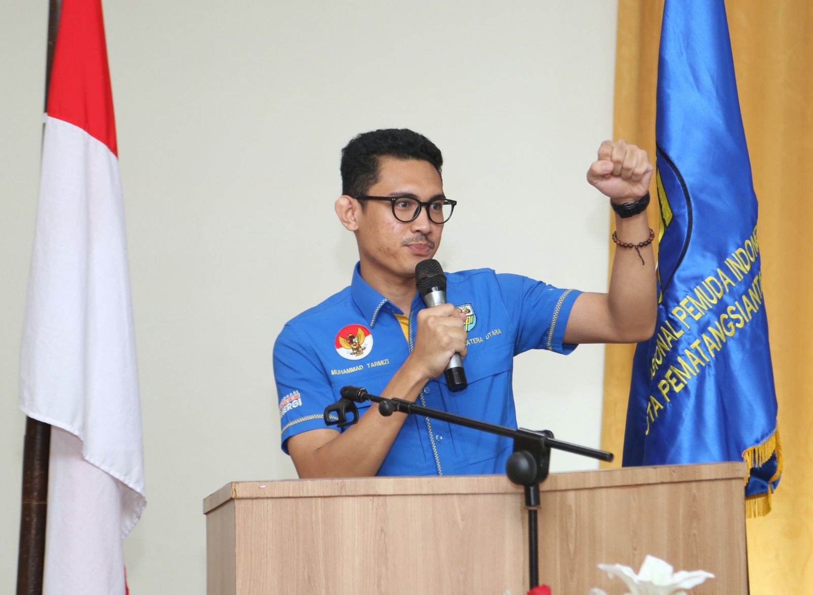 Sekretaris DPD KNPI Sumut, Tarmizi menuntut Alexander memutus tali dengan kelompok yang diduga mengendalikan kebijakan dinas pendidikan, Rabu 20 Mei 2026 saat konferensi pers di Medan.