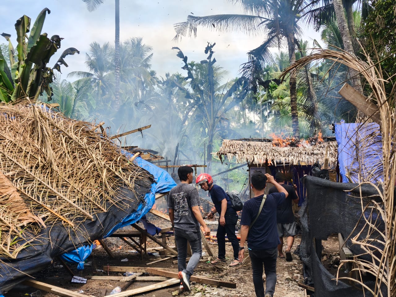aparat membongkar serta memusnahkan 31 barak dan gubuk di berbagai titik rawan peredaran narkotika yang diduga menjadi sarang narkoba.