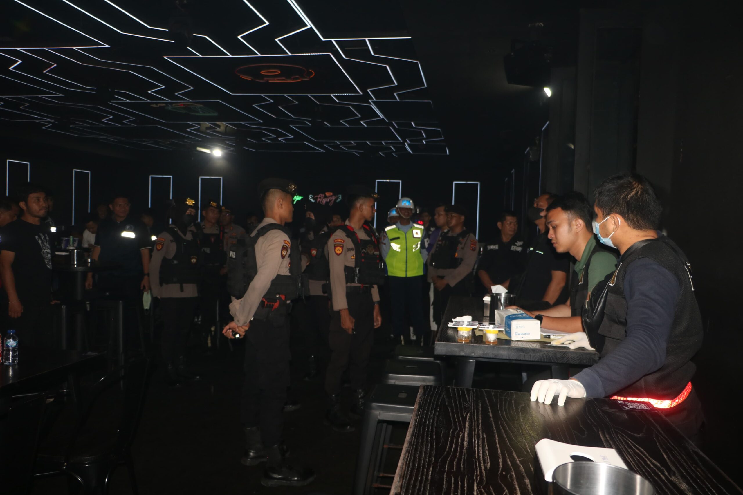 Kepolisian Daerah Sumatera Utara (Polda Sumut) menggelar razia di sejumlah Tempat Hiburan Malam (THM) di Kota Medan pada Minggu (24/5/2026) malam hingga Senin (25/5/2026) dini hari.