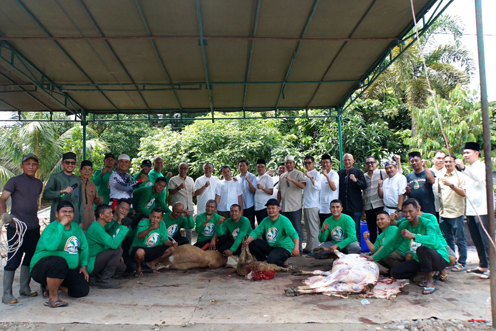 PT Bank Sumut (Perseroda) memperingati Hari Raya Idul Adha 1447 Hijriah/2026 Masehi dengan menyalurkan ratusan paket daging kurban untuk masyarakat sekitaran Medan (Foto: Jogi/Instrumentasi.com