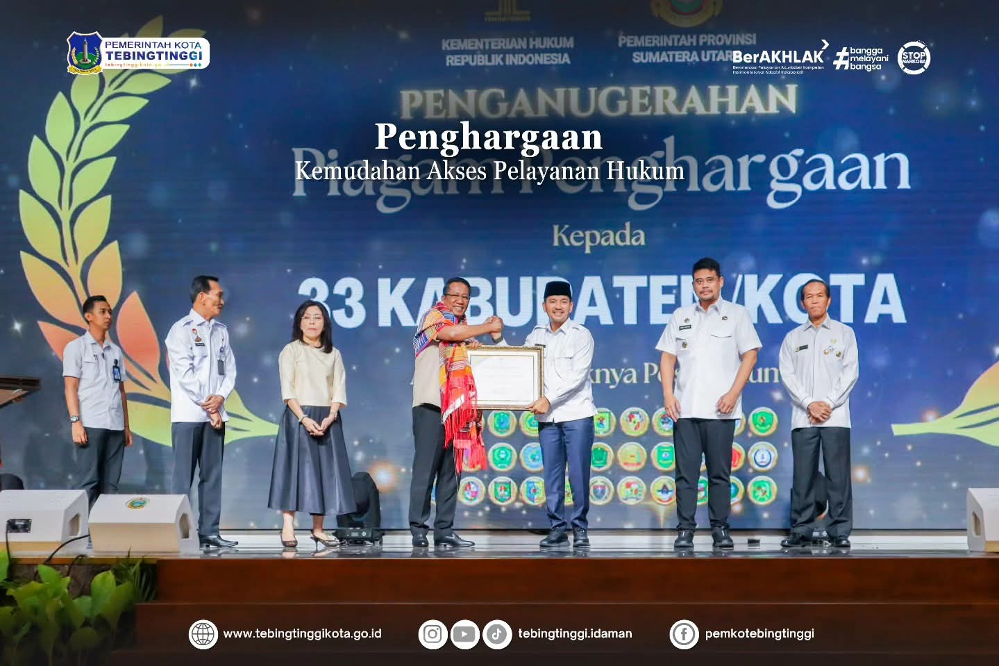 Wali Kota Tebing Tinggi, H. Iman Irdian Saragih, secara resmi menerima Piagam Penghargaan dari Kementerian Hukum Republik Indonesia atas komitmen tinggi dalam mendukung kemudahan akses pelayanan hukum bagi masyarakat. Rabu 10 Juni 2026 (Foto: Juhairdin/instrumentasi.com)