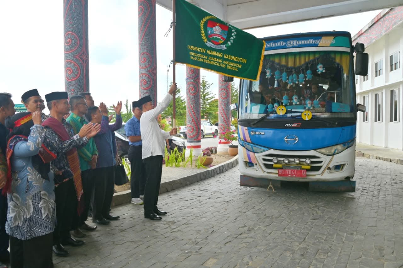 Bupati Humbang Hasundutan (Humbahas) Dr Oloan Paniaran Nababan, S.H., M.H., melepas kontingen Musabaqah Tilawatil Quran (MTQ) untuk berlaga pada MTQ ke-40 tingkat Provinsi Sumatera Utara, Minggu (14/6/2026).