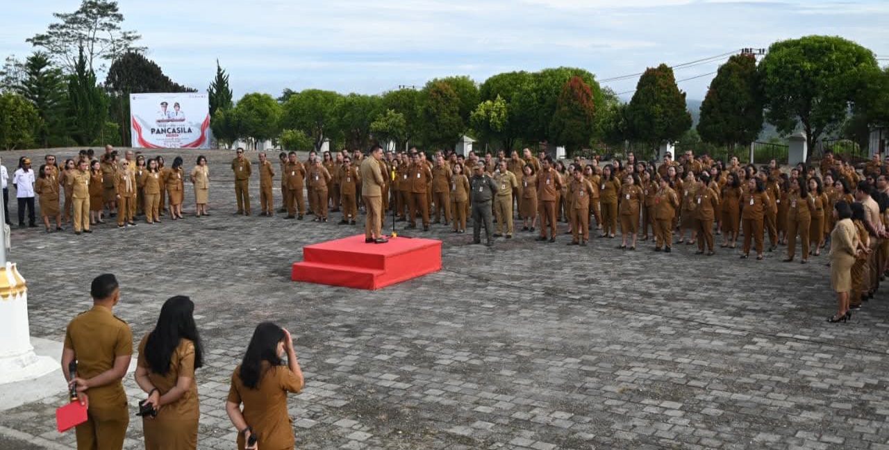 Bupati Humbang Hasundutan (Humbahas) Dr. Oloan Paniaran Nababan, SH, MH, menuntut Aparatur Sipil Negara yang menduduki jabatan fungsional bekerja secara profesional sesuai kompetensi.
