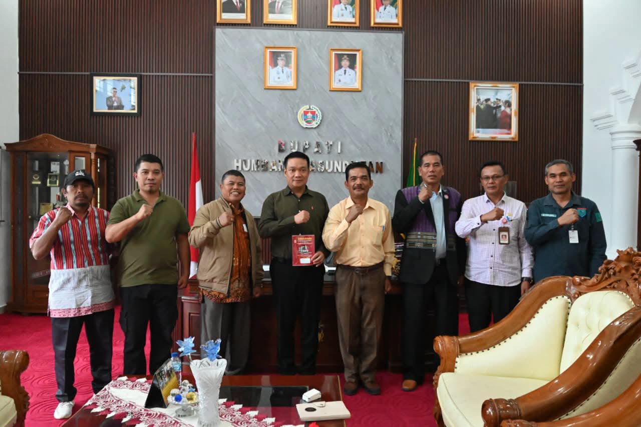 Pengurus dan Tokoh penasehat SRO Humbahas datangi Bupati Humbahas untuk peletakan batu pertama pembangunan gedung sekretariat, Selasa 23 juni 2026 (Foto: Dok/Instrumentasi.com)