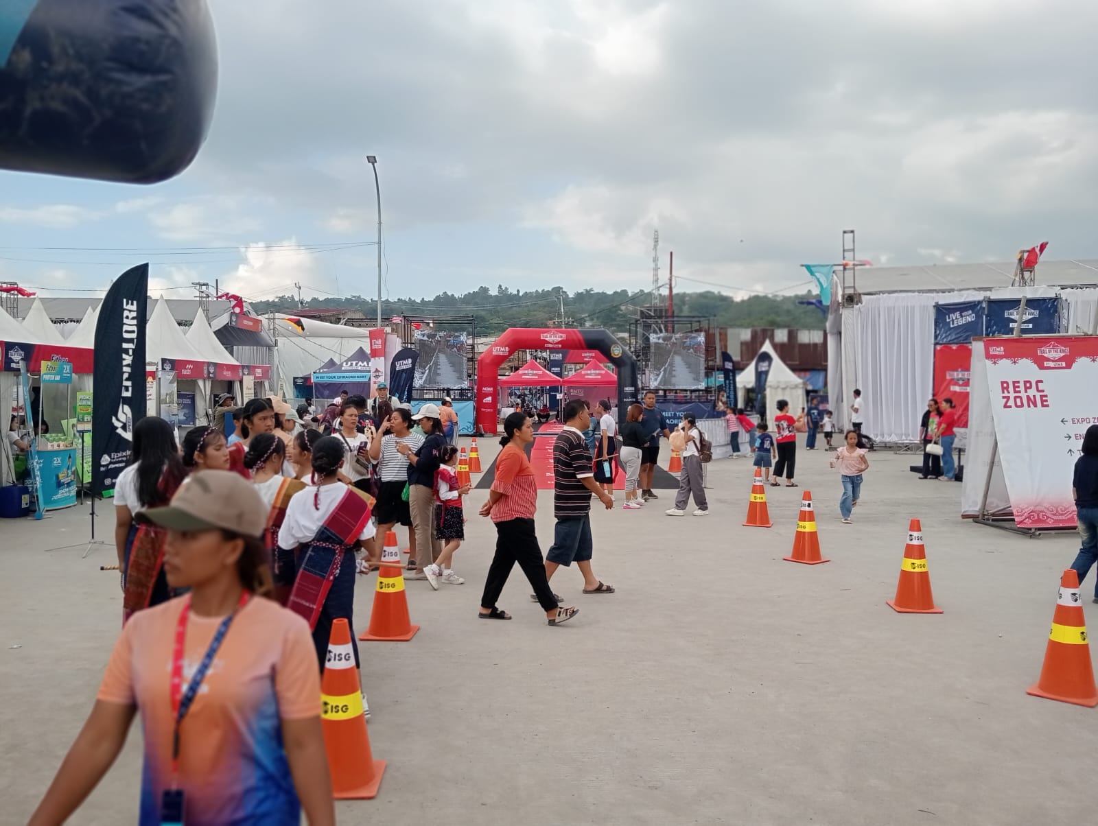 Keterangan foto: situasi garis finis ajang Trail of the King by UTMB 2026 di segmen V Waterfront City Pangururan