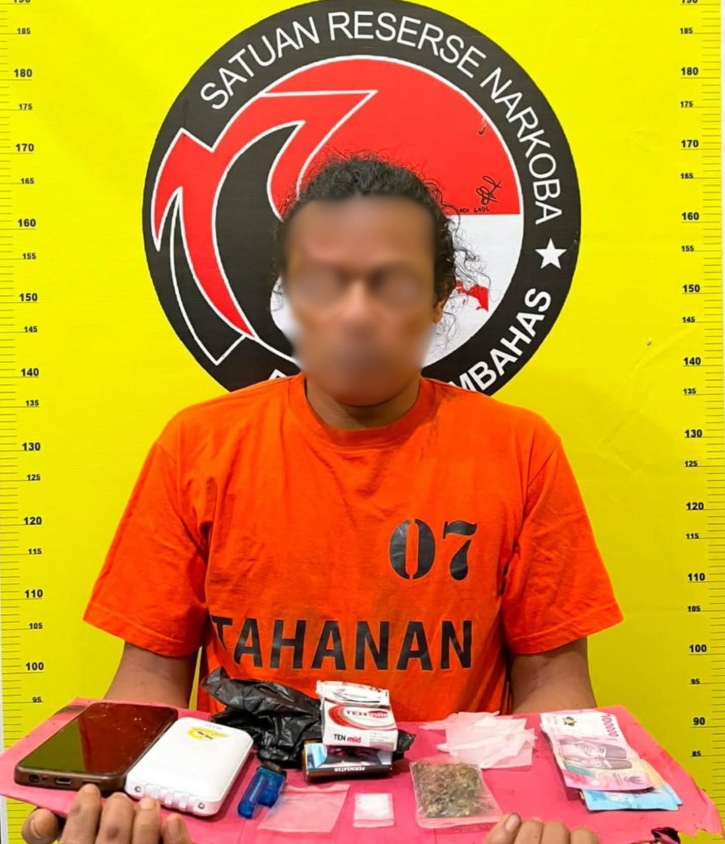 Sesampainya di Jalan Pakkat–Doloksanggul, tepatnya Desa Parbotihan, Kecamatan Onan Ganjang, petugas berhasil mengamankan seorang pria berinisial DNH, 38 tahun, warga Kecamatan Pakkat.