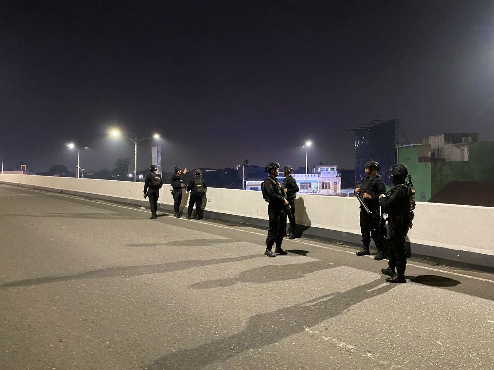 Satuan Brimob Polda Sumatera Utara terus meningkatkan patroli malam. Langkah ini menjadi upaya preventif untuk menjaga situasi keamanan dan ketertiban masyarakat (Sitkamtibmas) diwilayah hukum Polrestabes Medan.