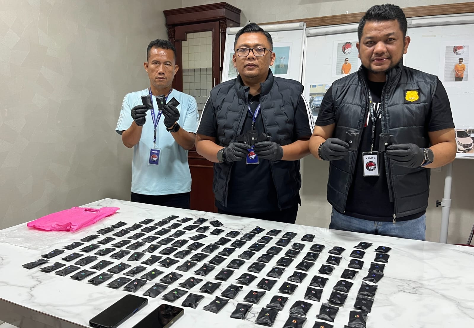 Beberkan Barbut: Satres Narkoba Polrestabes Medan ungkap peredaran narkotika berkedok vape atau "Pod Getar". Berhasil mengamankan pelaku di salah satu hotel Jln. Sei Batang Hari, Kecamatan Medan Baru, Sabtu 4 Juli 2026 (Foto: Jogi/instrumentasi.com)