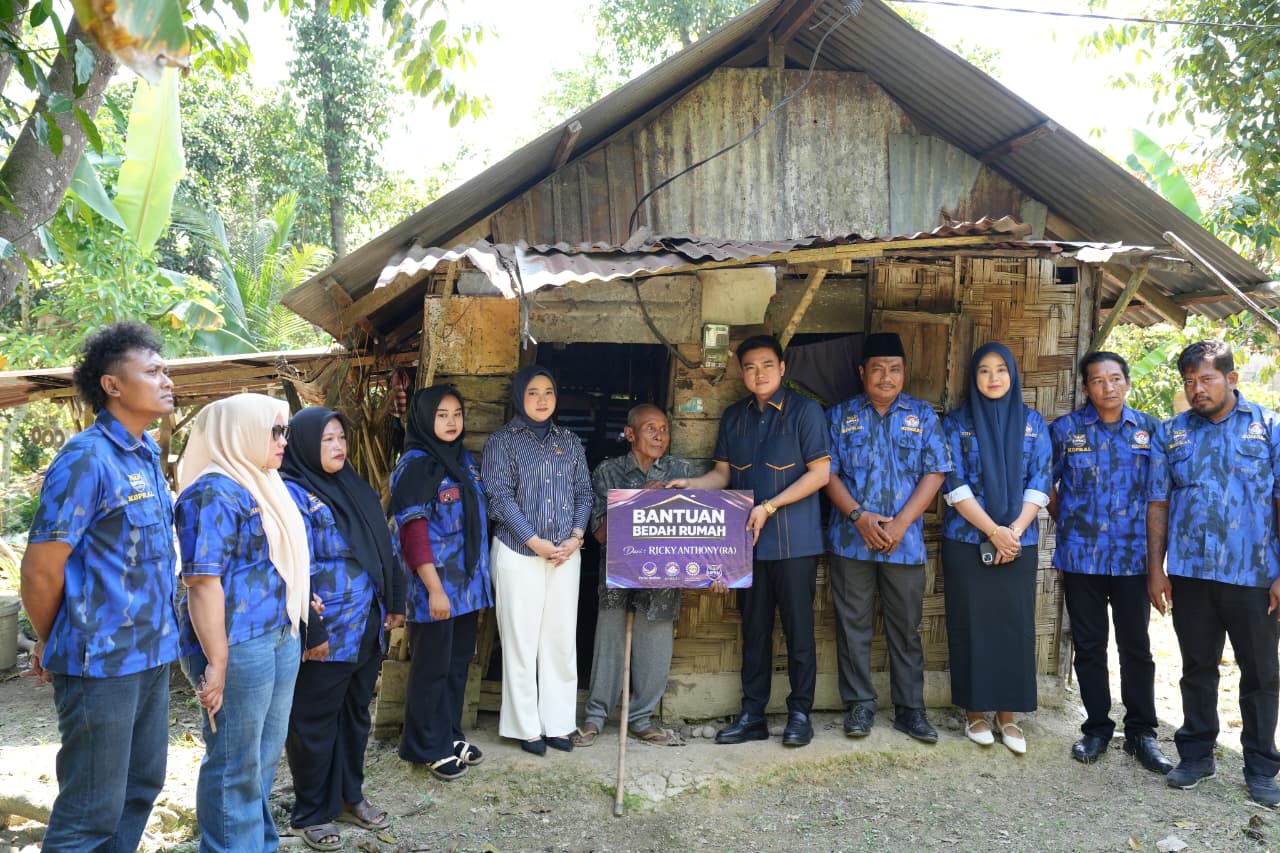 Timin (65) warga Dusun Bukit Payung II, Desa Kwala Pesilam, Kecamatan Padang Tualang, Langkat terlihat sumringah. Rumah tak layak huni yang sejak lama ditempatinya, akan segera dibangun oleh Pimpinan DPRD Sumut Ricky Anthony.