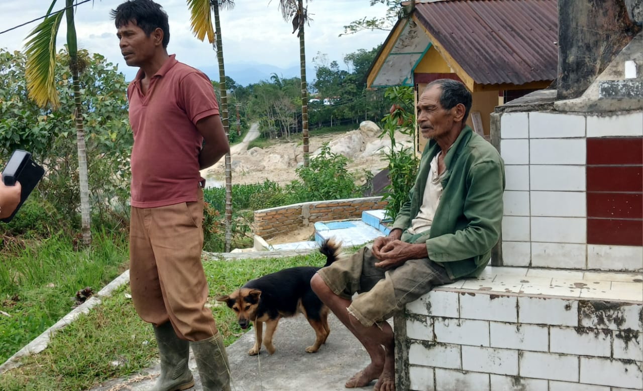 Gortap Sihombing warga Dusun satu Lumban Sihotang Desa Panggugunan menceritakan bantuan pemerintah yang tak kunjung hadir, Sabtu 11 Juni 2026 (Foto: Dok/Instrumentasi.com)
