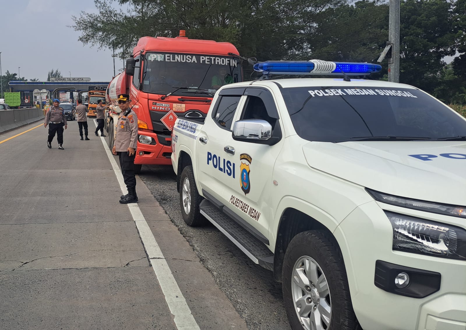 Polda Sumut melalui Polrestabes Medan Polsek Sunggal, melaksanakan kegiatan pengawalan truk Pertamina dalam rangka percepatan distribusi Bahan Bakar Minyak (BBM)