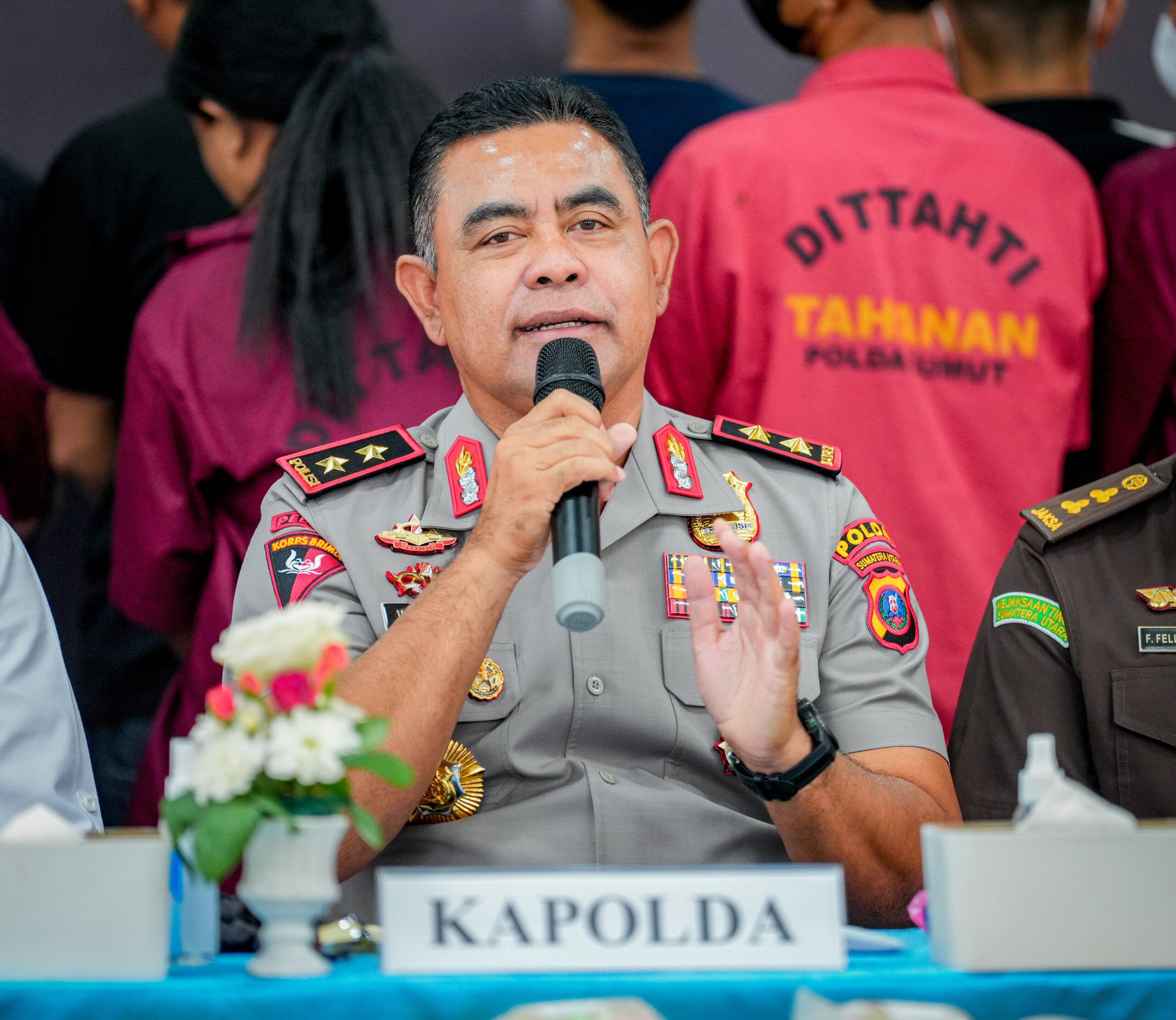 Kapolda Sumatera Utara Irjen Pol. Whisnu Hermawan Februanto menegaskan komitmen Polda Sumut memberantas peredaran narkoba tanpa pandang bulu, di Aula Direktorat Reserse Narkoba Polda Sumut,