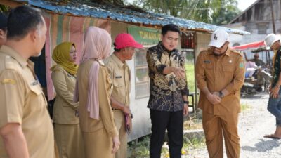 Pimpinan DPRD Sumut Ricky Anthony tinjau langsung kerusakan jalan provinsi di Kecamatan Pangkalan Susu, Senin 20 Juli 2026. (Foto: Isron/Instrumentasi.com).