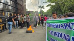 Massa AMPH Sumut Bakar Ban Desak Kejagung Penjarakan Febri Adriansyah