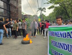 Massa AMPH Sumut Bakar Ban Desak Kejagung Penjarakan Febri Adriansyah