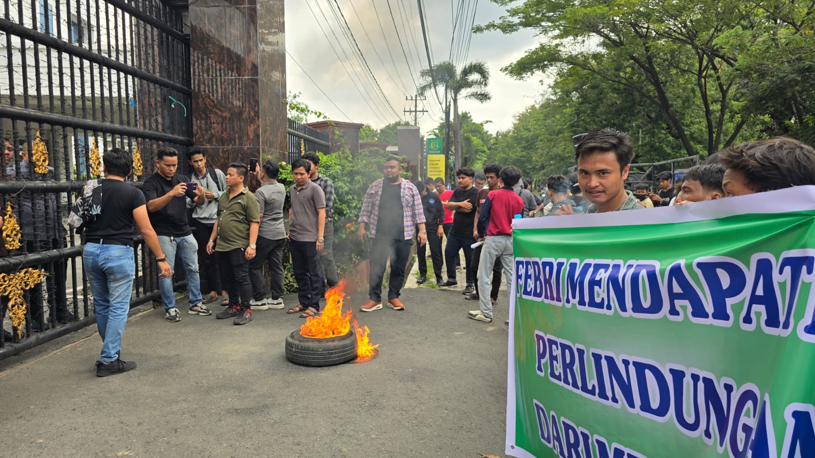 Massa Aliansi Mahasiswa Peduli Hukum (AMPH) Sumatera Utara menggelar aksi unjuk rasa di depan Kantor Kejaksaan Tinggi Sumatera Utara (Kejatisu), Jalan Jenderal AH Nasution, Pangkalan Mansyur, Kecamatan Medan Johor, Rabu (22/7/2026).