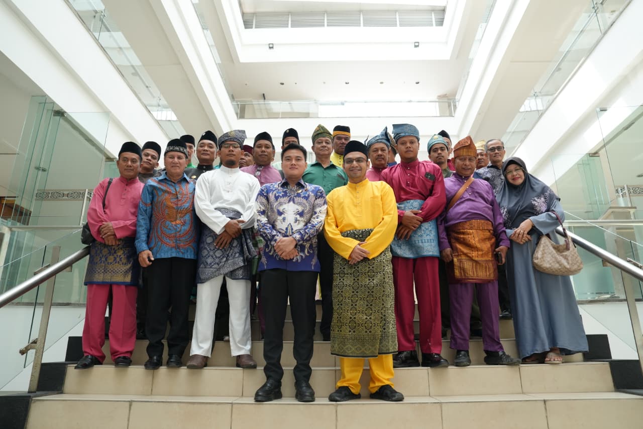 Kerapatan Adat Kesulthanan Negeri Langkat beraudiensi dengan Wakil Ketua DPRD Sumut Ricky Anthony. Pertemuan berlangsung pada Rabu (22/7/2026) pagi di Kantor DPRD Sumut.