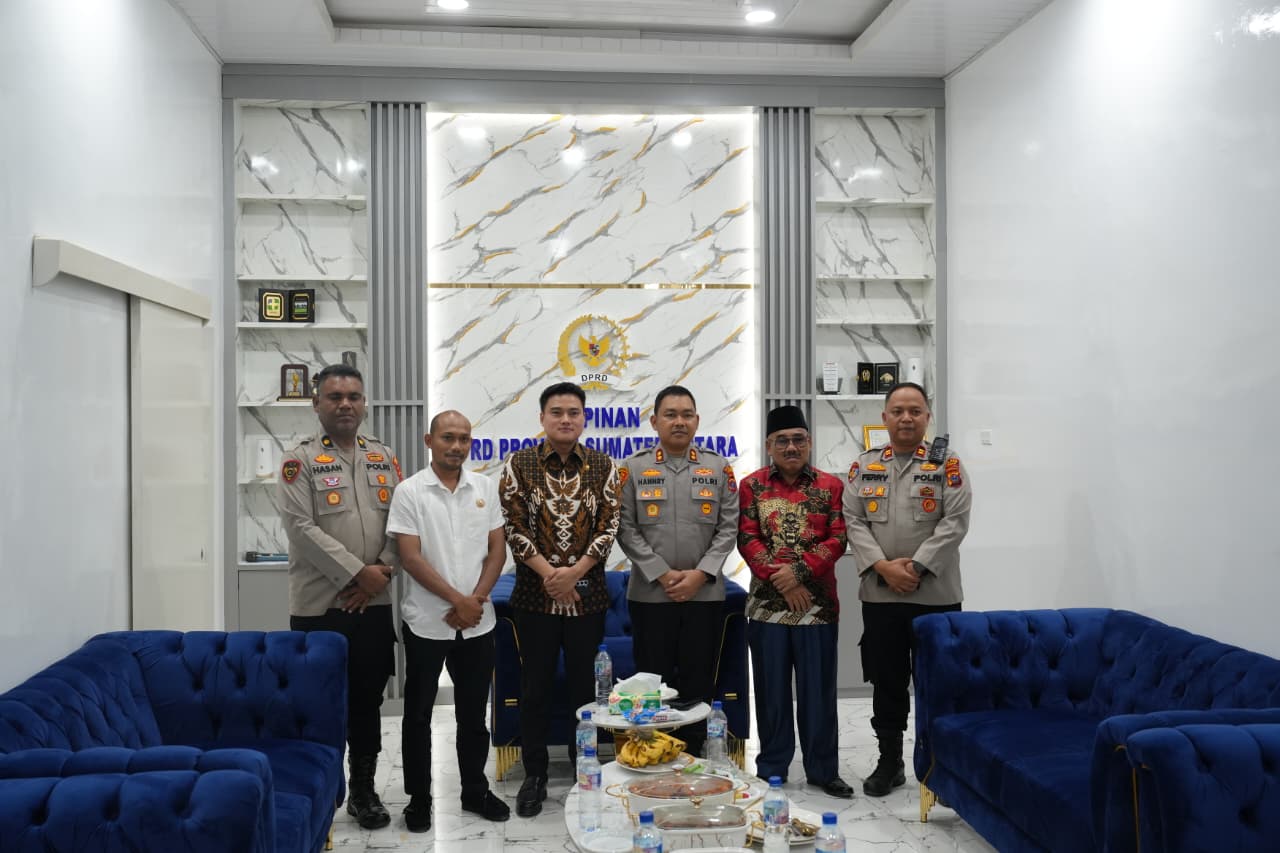 Kapolres Langkat AKBP Hannry PH Tambunan bersilaturahmi dengan Pimpinan DPRD Sumut Ricky Anthony di Gedung Putih, Kelurahan Sidomulyo, Kecamatan Stabat, Rabu (22/7/2026) siang.