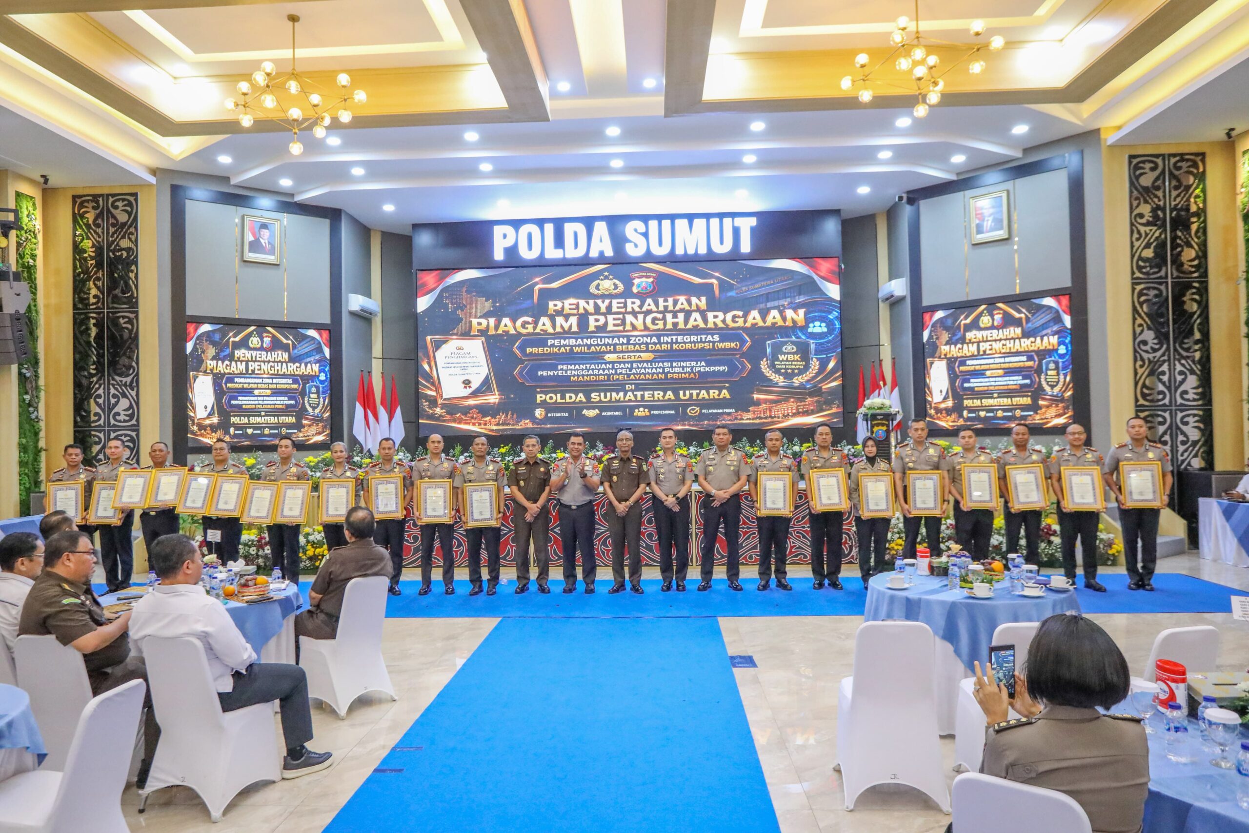 Kapolda Sumatera Utara Irjen Pol. Whisnu Hermawan Februanto bersama Kajati Sumut Muhibuddin menyerahkan langsung piagam penghargaan kepada satuan kerja berprestasi. Kegiatan itu berlangsung di Mapolda Sumatera Utara pada Selasa (28/7/2026).