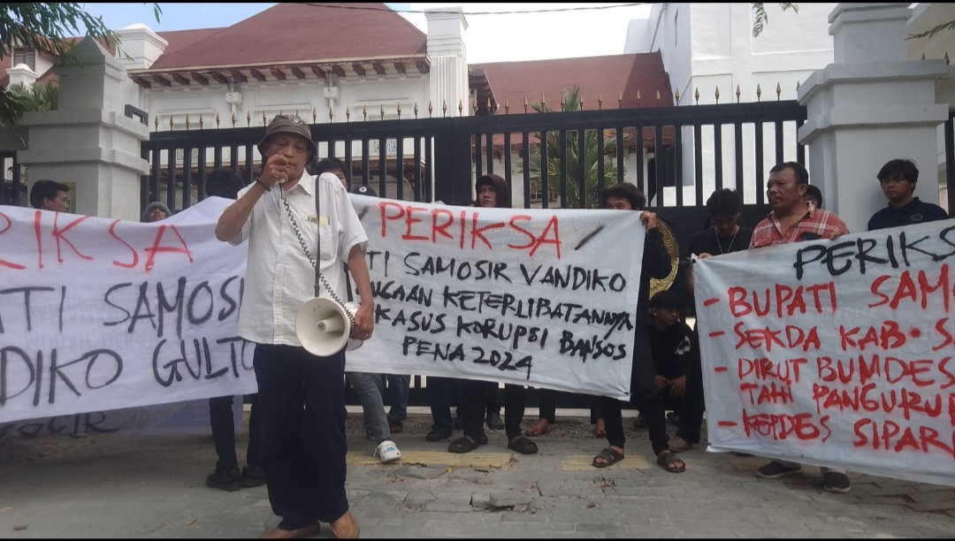 Aliansi mahasiswa dan masyarakat menggelar aksi unjuk rasa di Medan. Mereka mendesak Kejaksaan Negeri Samosir mengusut tuntas dugaan korupsi yang menyeret mantan Kepala Dinas PMD Samosir, Fitri Agus Karo-karo. Aksi tersebut berlangsung pada Kamis, (23/7/2026).