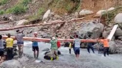 TERPUTUS LAGI! Jembatan Dusun Siatas Hanyut, Warga Gotong Royong Bangun Sendiri Tanpa Bantuan Pemerintah