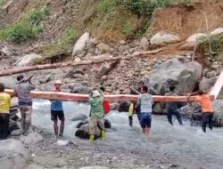 TERPUTUS LAGI! Jembatan Dusun Siatas Hanyut, Warga Gotong Royong Bangun Sendiri Tanpa Bantuan Pemerintah