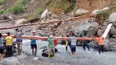 Warga Dusun Siatas Desa Batunagodang Siatas bergotong royong membangun jembatan darurat yang hanyut dibawa aek Sipoti, 31 Juli 2026 (Foto: Jasa/instrumentasi.com)