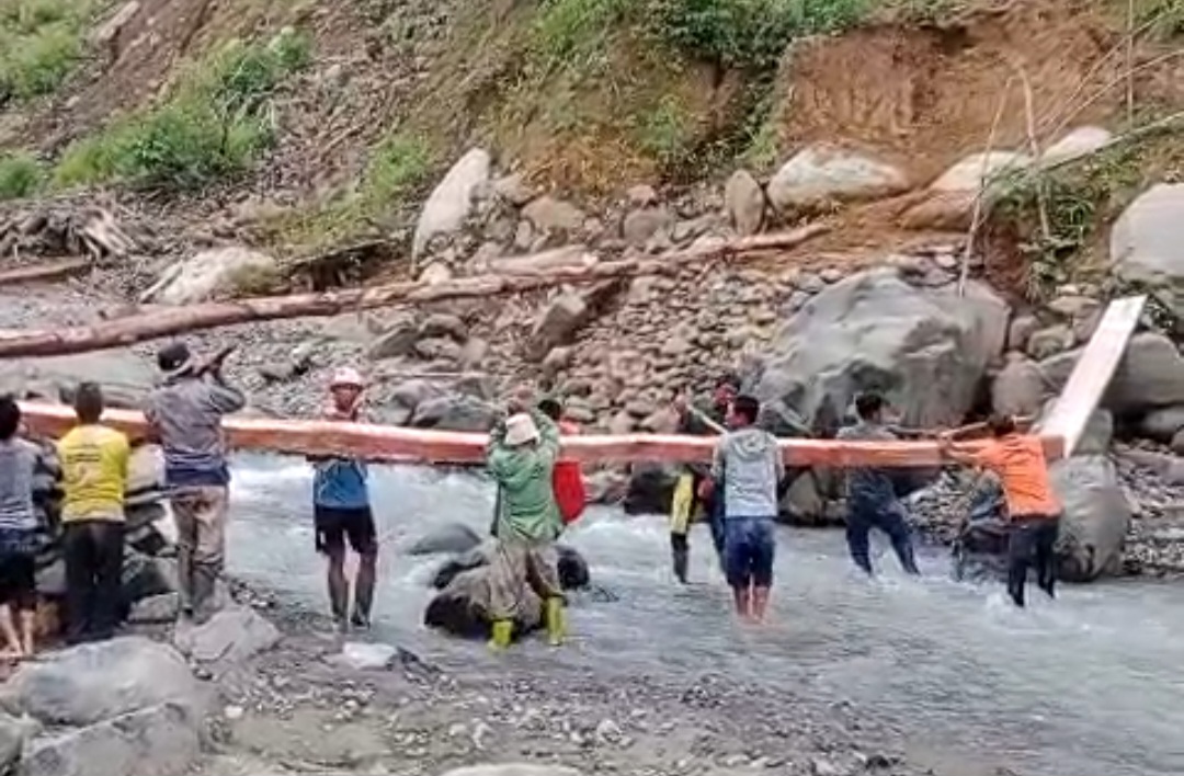 Warga Dusun Siatas Desa Batunagodang Siatas bergotong royong membangun jembatan darurat yang hanyut dibawa aek Sipoti, 31 Juli 2026 (Foto: Jasa/instrumentasi.com)
