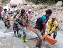 Warga dusun Siatas gotong royong mengangkat tiang penyanggah untuk membangun jembatan penyeberangan Jumat 31 Juli 2026 (Foto: Sebastian/instrumentasi.com)