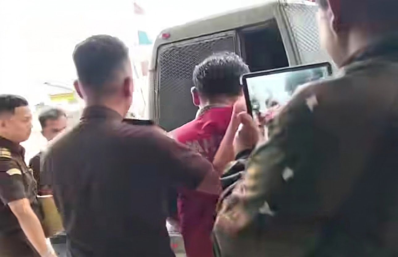 Kepala Desa Nagasaribu II, Kecamatan Lintong Nihuta, Kabupaten Humbang Hasundutan akhirnya digelandang Tim Penyidik Kejaksaan Negeri Humbahas.