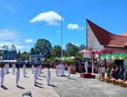 Semangat Merah Putih! Puluhan Siswa Onan Ganjang Kibarkan Bendera di Hari Kemerdekaan