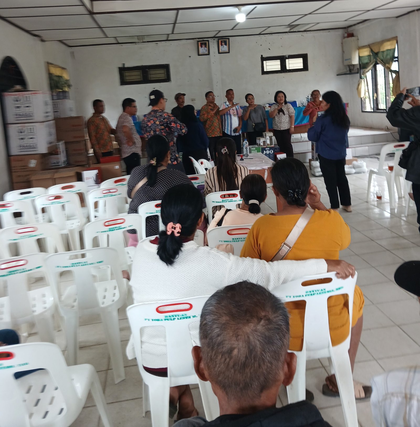 Kadisnaker Humbahas kedua pinggir kanan saat memberikan bantuan di Aula kantor Camat Onan Ganjang, Selasa 18 Agustus 2026 (Foto: Dok/instrumentasi.com)