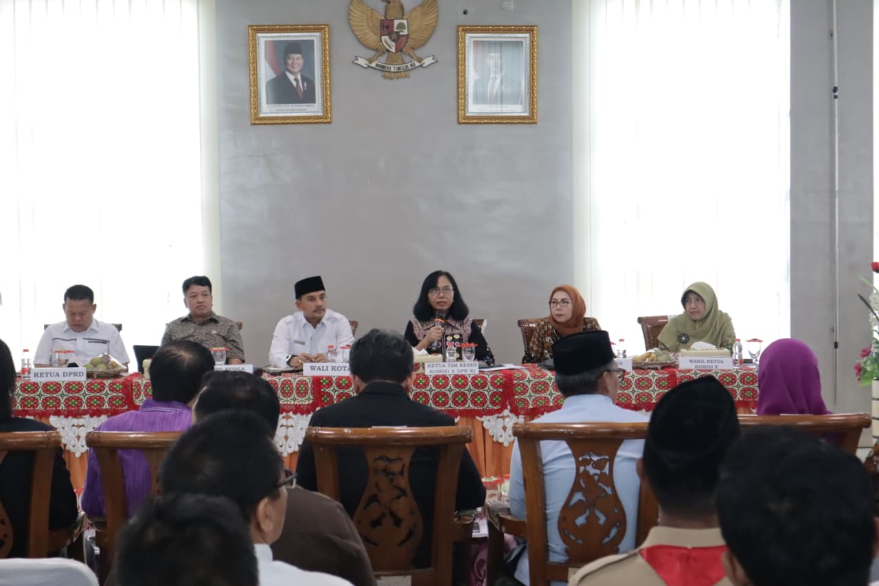 Wali Kota Tebing Tinggi Iman Irdian Saragih menyambut langsung dan hangat rombongan wakil rakyat bersama pejabat kementerian dan lembaga pusat.