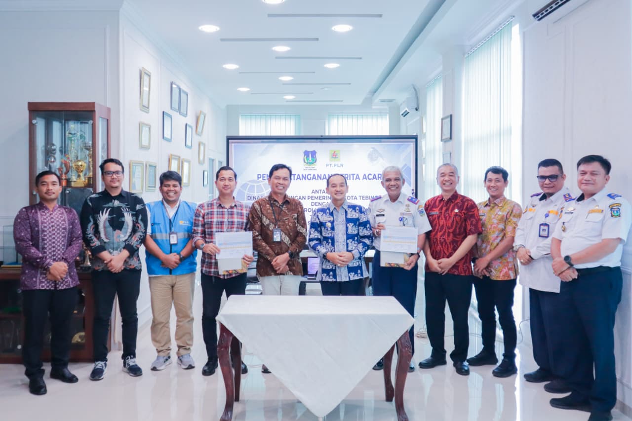 Pemerintah Kota (Pemko) Tebing Tinggi secara resmi menyepakati langkah efisiensi energi berkelanjutan bersama PT PLN Persero UP3 Pematangsiantar. Kesepakatan itu ditandai dengan penandatanganan Berita Acara Perhitungan Selisih Daya Terpasang di Ruang Utama Lantai 4 Kantor Wali Kota, Kamis (30/7/2026).