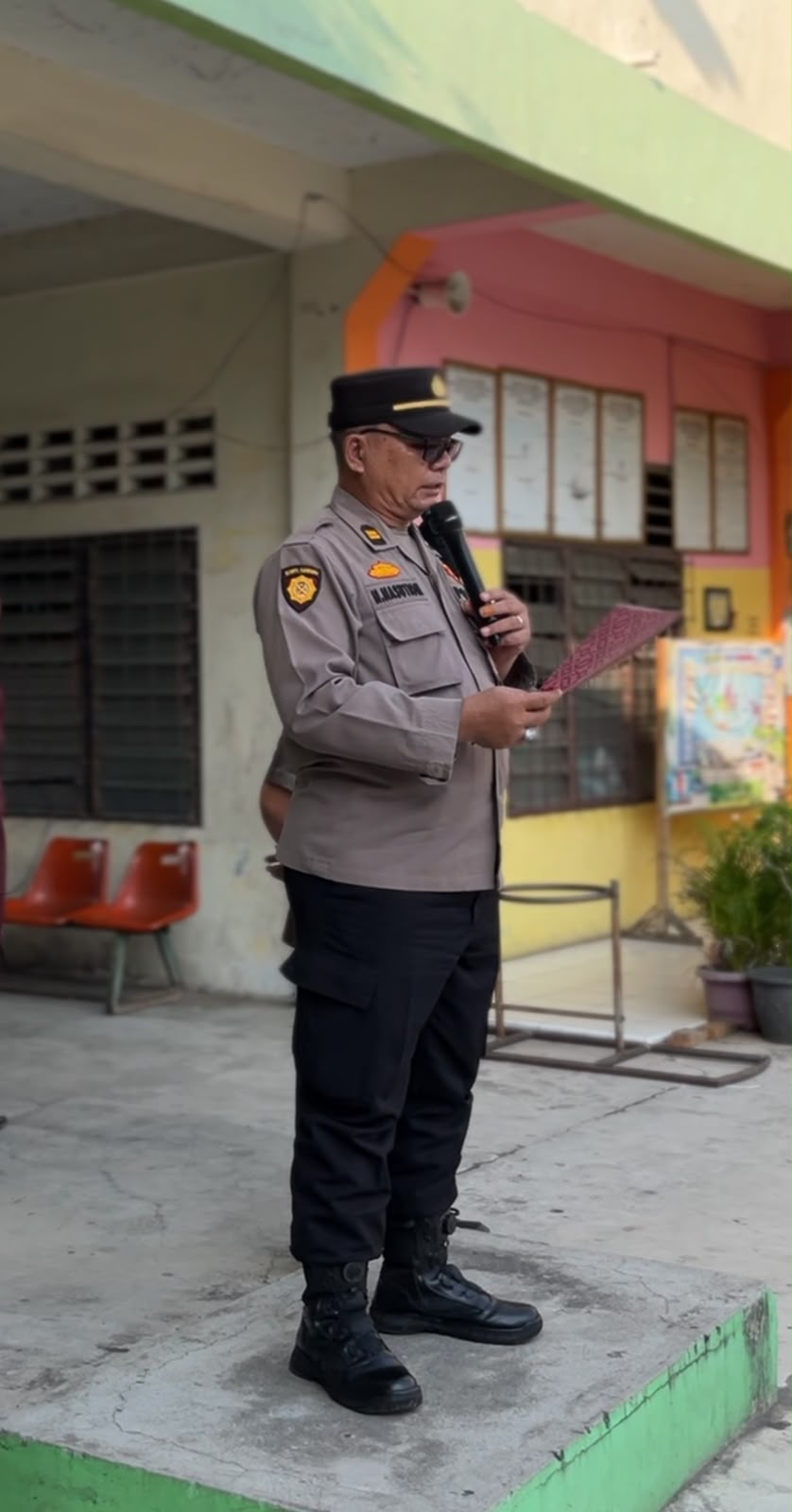 Kanit Samapta Polsek Sunggal Iptu Nizar Nasution didampingi Bhabinkamtibmas Aipda Eka menjadi pembina upacara bendera di Yaspend Mulia, Jalan Kenanga Sari No.33, Kelurahan Tanjung Sari, Kecamatan Medan Selayang, Senin (3/8/2026) pagi.