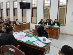 Saksi kasus Bansos PENA Samosir, mantan kacab bank mandiri Pangururan, Jonni Ronal Simajuntak, saat memberikan kesaksian di PN Medan (Foto: Royzicki/Instrumentasi.com)