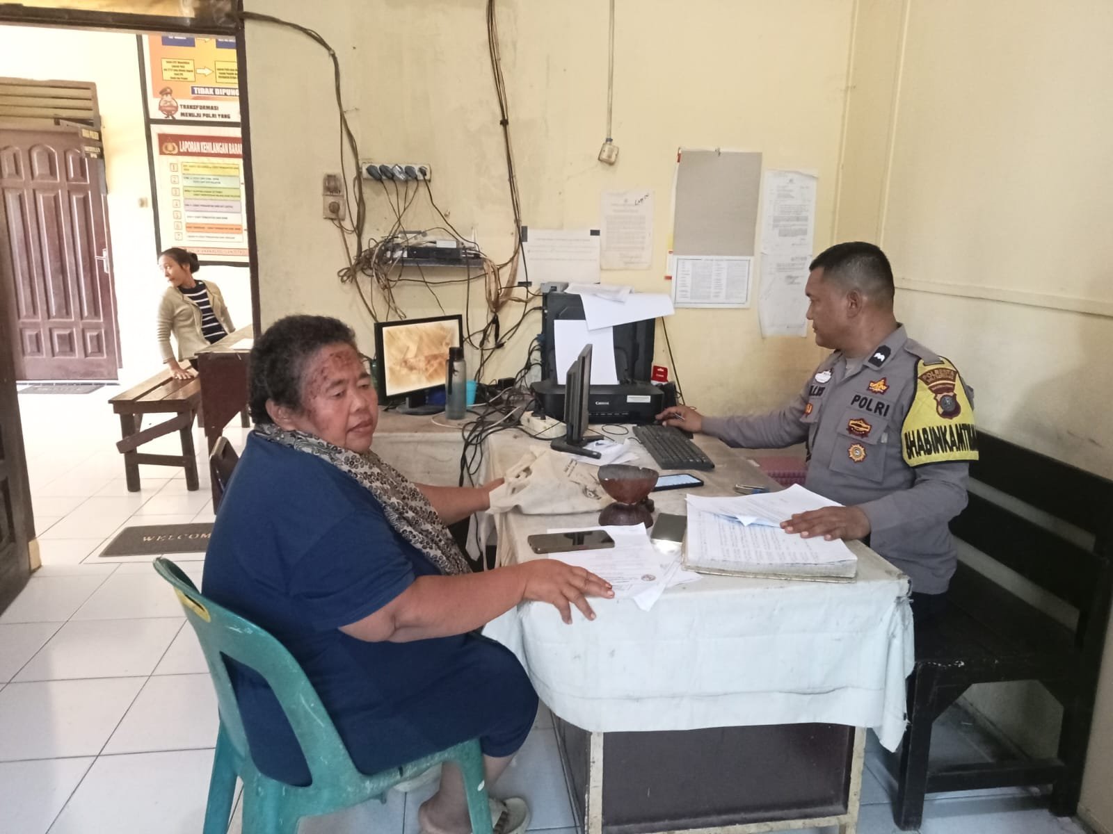 Sehati Br Sembiring saat melapor di Polsek Namorambe (Red/instrumentasi.com)